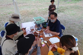 ミニチュアかかし作りを行っている様子の写真