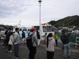 作業を説明している様子の写真です。