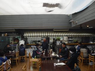 作業説明をしている様子の写真です。