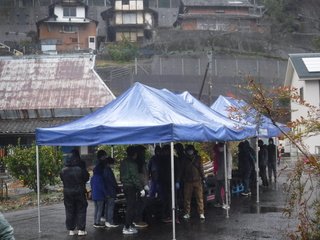 テントの下で作業をしている写真です。