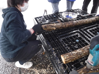 植菌作業をしている写真です。