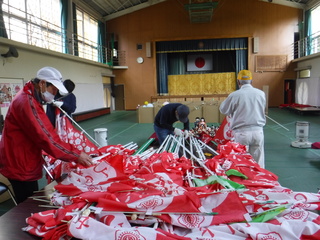 ひな巡り幟を片付けている様子です。