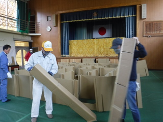 段ボール迷路を解体している様子です。