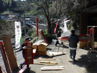 坂本八幡神社で片付けをしている様子です。