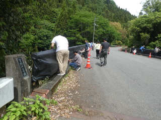 橋の欄干に遮光ネットをかけています。