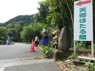 橋の欄干に遮光ネットをかけている作業中です。