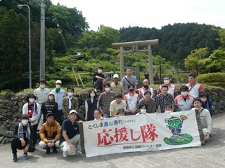 集まって横断幕を掲げています。