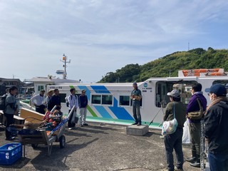 港でふるさと団体さんからの挨拶と説明中です。