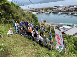横断幕を掲げて集合写真です。