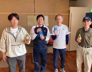 提供ドリンクを飲んで熱中症対策をしています。