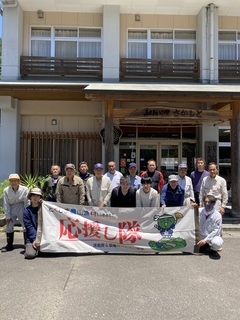 ふれあいの里さかもとを背景に集合写真です