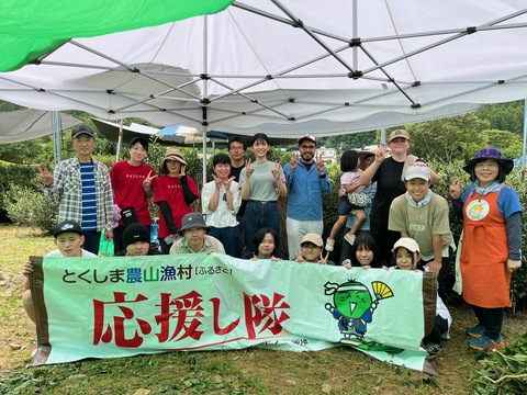 横断幕を掲げて集合写真です。