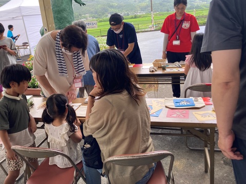 トートバッグに恐竜の絵を塗りつけています