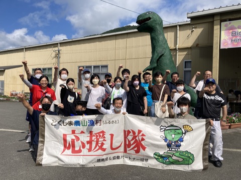 協働パートナーの皆さんと一緒に集合写真です