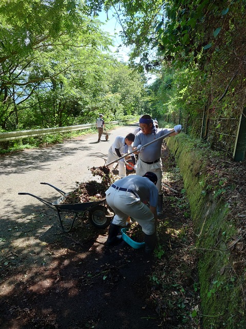 堆積している土砂の撤去前です