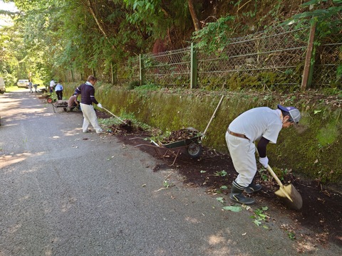金網の隙間から落ちてきた土砂を撤去しています