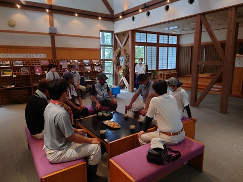 ふるさと団体さんからの作業説明を聞いています