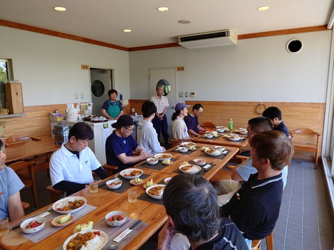 作業が終わって皆さん一緒にご飯です