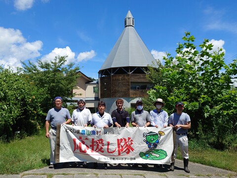 協働パートナーの皆さんと横断幕を持っての集合写真です