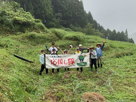 横断幕を持って協働パートナーの皆さんとの集合写真です