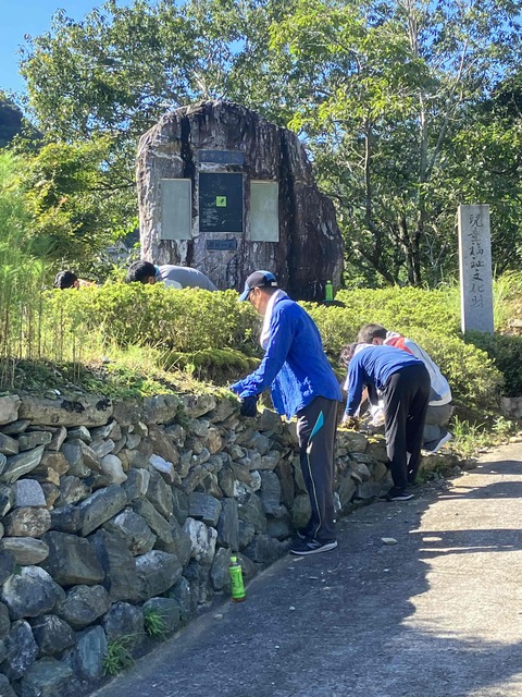 ほたる記念碑前の除草作業