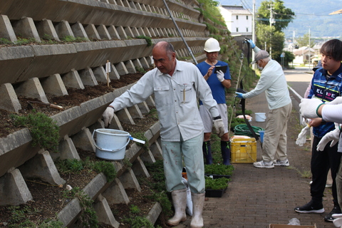 作業説明の様子 現場にて作業の説明をしています