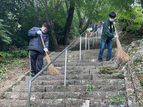 坂本八幡神社の表参道を竹箒で清掃しています