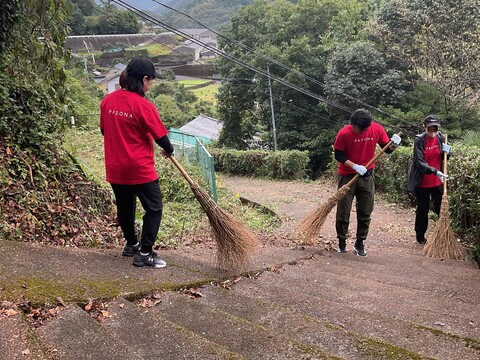 坂本八幡神社のほかの参道も竹箒で清掃しています