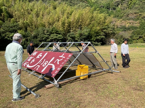 鉄パイプにつけた看板の設置作業です