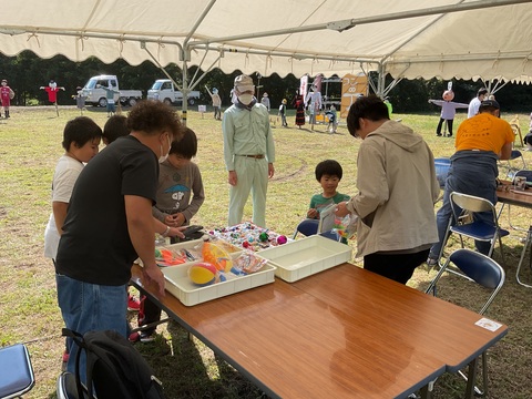 くじ引きコーナーを運営しています