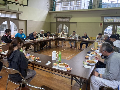 一緒に作業をした地元の方たちと一緒に昼食