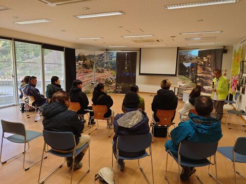 ふるさと団体さんから説明を受けています