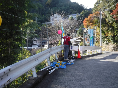 のぼり旗を立てる作業中です