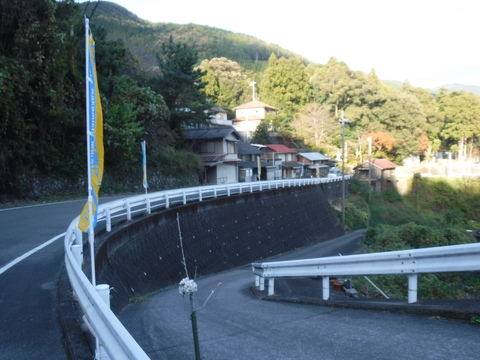 立てられたのぼり旗が点々とあります