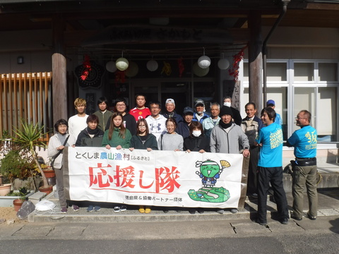 ふれあいの里さかもとの前で集合写真です