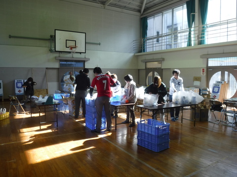 旧坂本小学校の体育館で皆で参加賞の袋詰めをしています