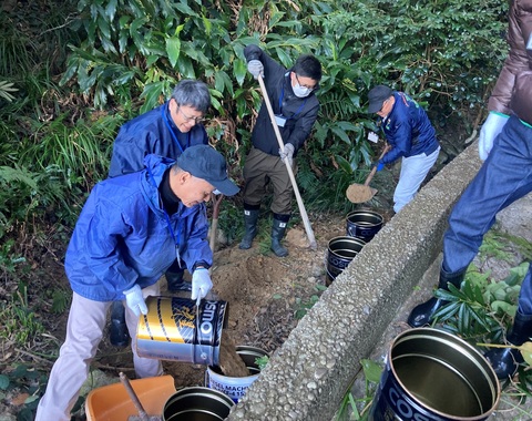 土砂清掃作業をしています