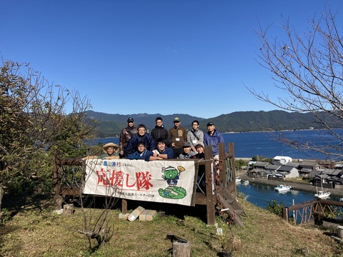 晴れやかな空と海を背景にみんなで集合写真です