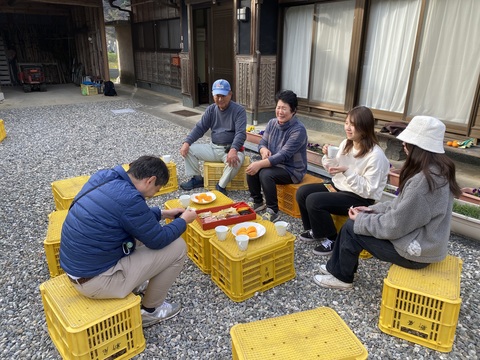 休憩中に農家さんからのおもてなしを受けました