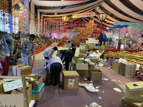 人形と小物の種類で仕分けをしています