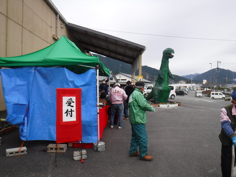 人形の受け取り受付をしています