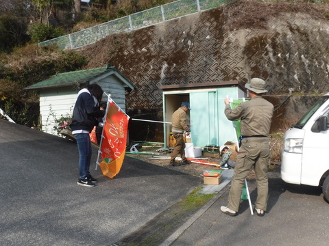 幟を組み立てています