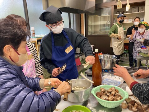 地元の方に教わりながら料理