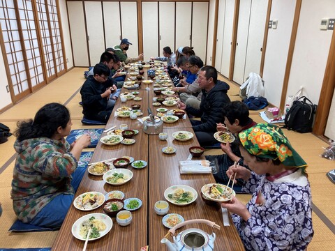 皆さんでお昼ご飯をいただく