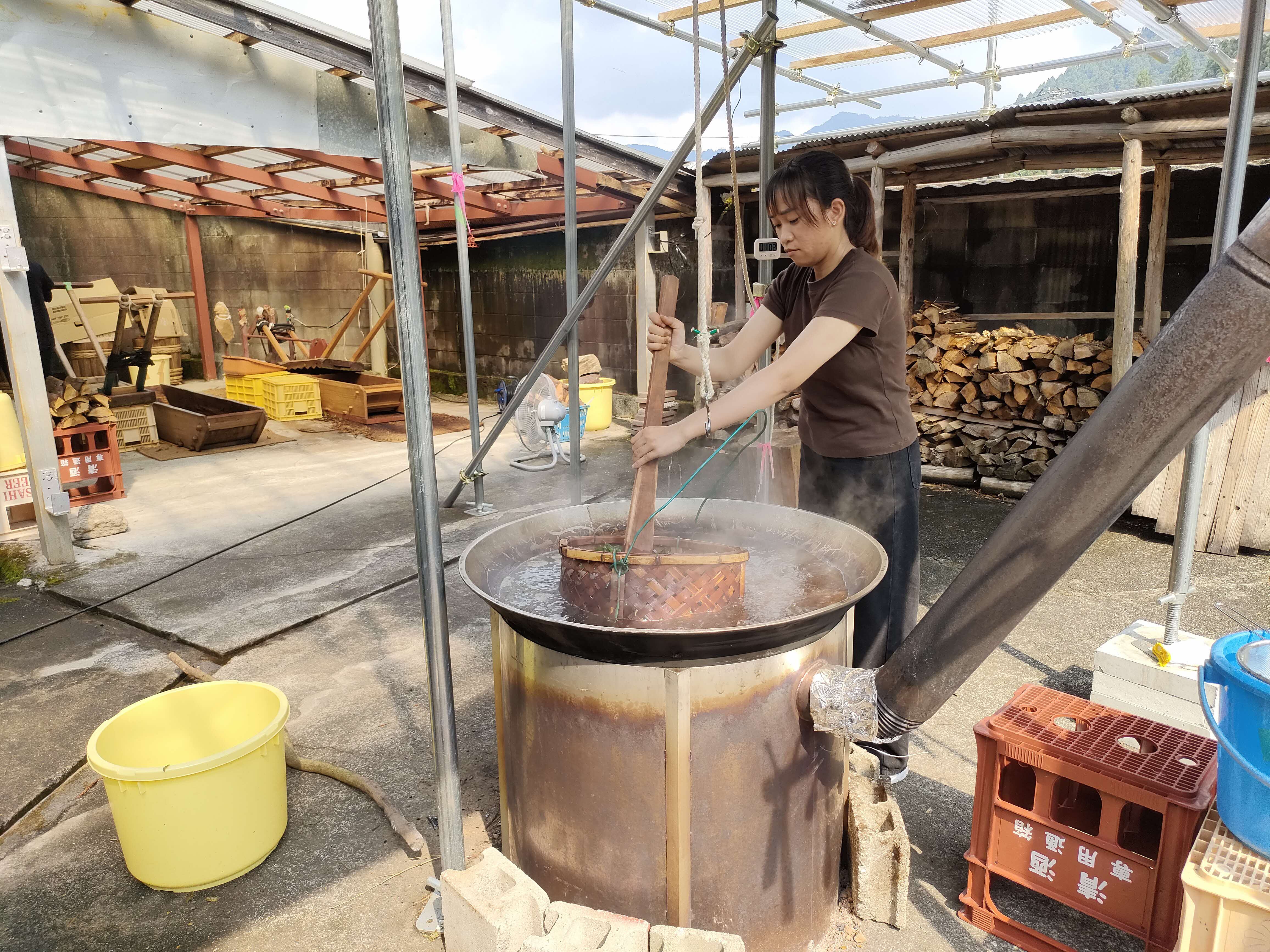 ②晩茶作り（ゆで作業）