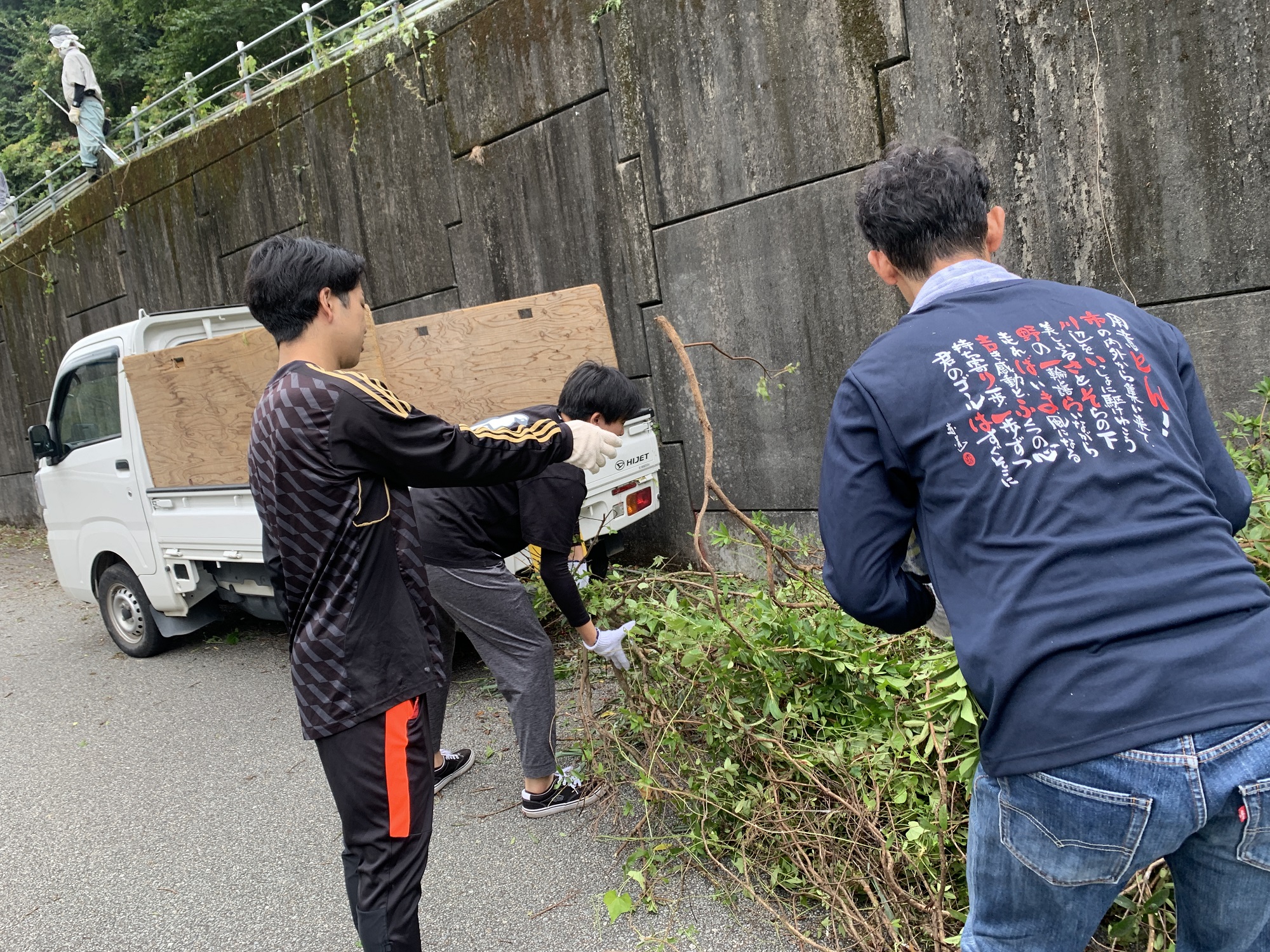 作業の様子_除草後運搬