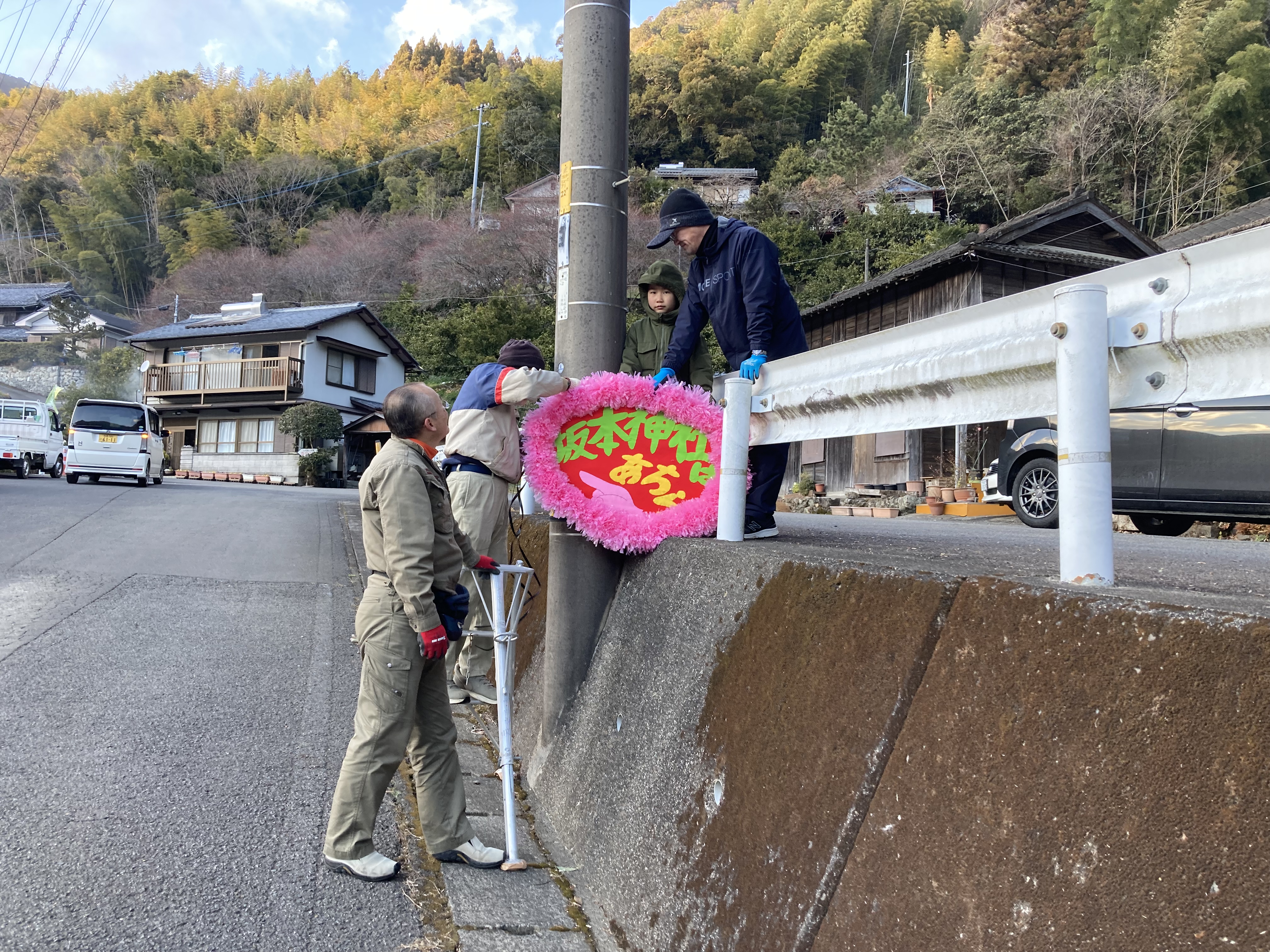 坂本神社の案内看板設置作業です