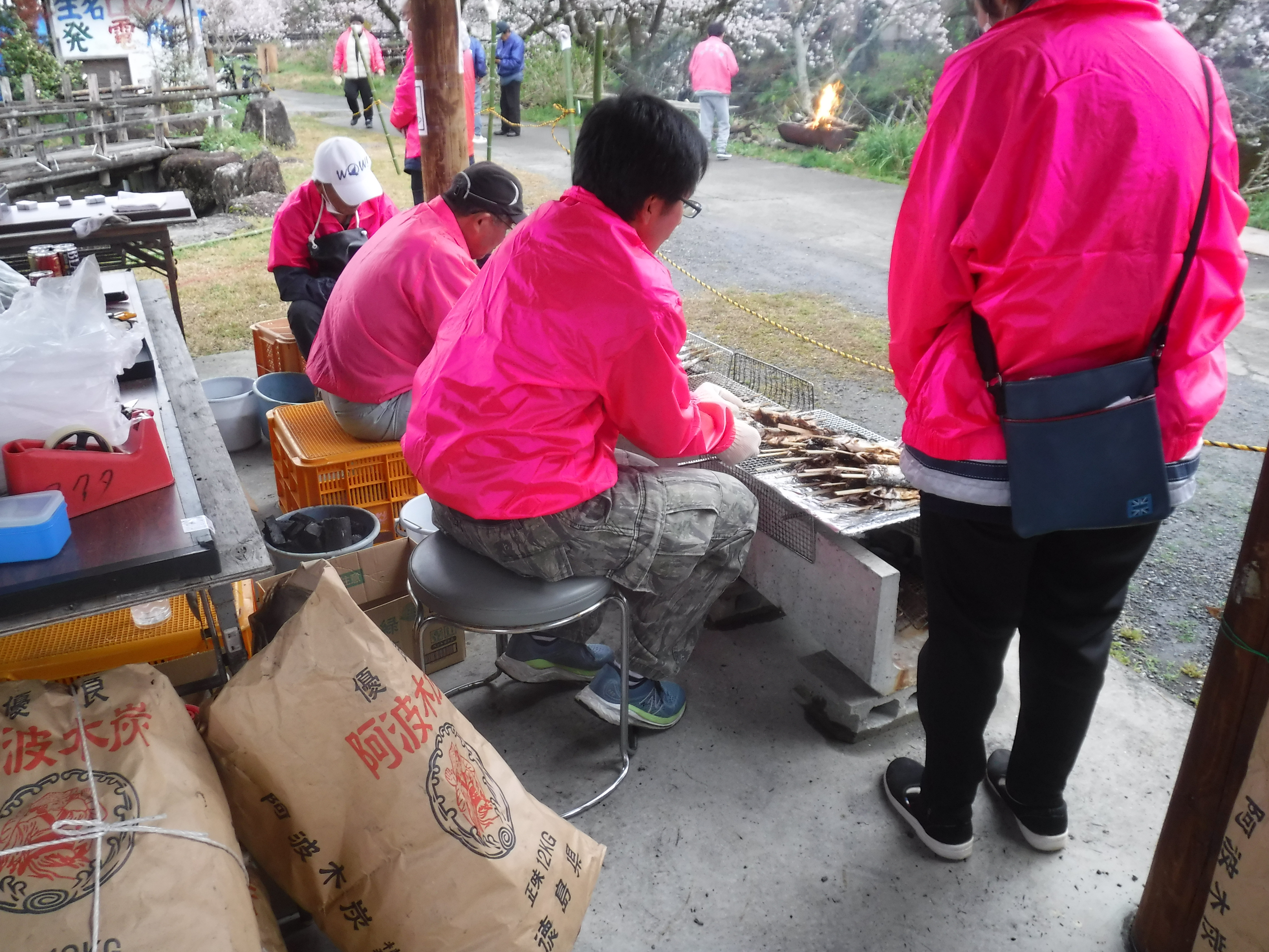 アメゴを焼いている風景